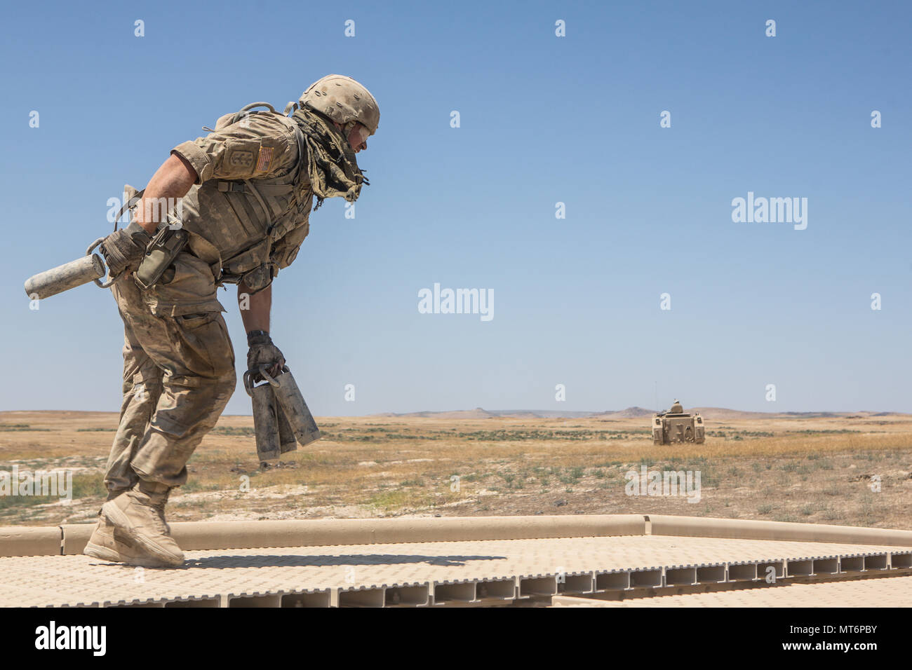 Spc. Jack Sedgwick, assegnato all'Ingegnere 455th Company, 301st manovra Brigata Enhancement, tira i perni di bloccaggio al di fuori della sezione a ponte di un veicolo blindato-lanciato il ponticello del frutteto Combat Training Center, Idaho, 17 luglio 2017. Il 455th ingegnere condotta aziendale estesa formazione di combattimento di improvvisare prontezza e garantire che l'America's Army riserva rimane il più capace, in grado di combattere-ready, e letale della Riserva Federale vigore nella storia della Nazione. (U.S. La riserva di esercito Foto di Sgt. Demetrio Montoya/301st manovra brigata di miglioramento) Foto Stock