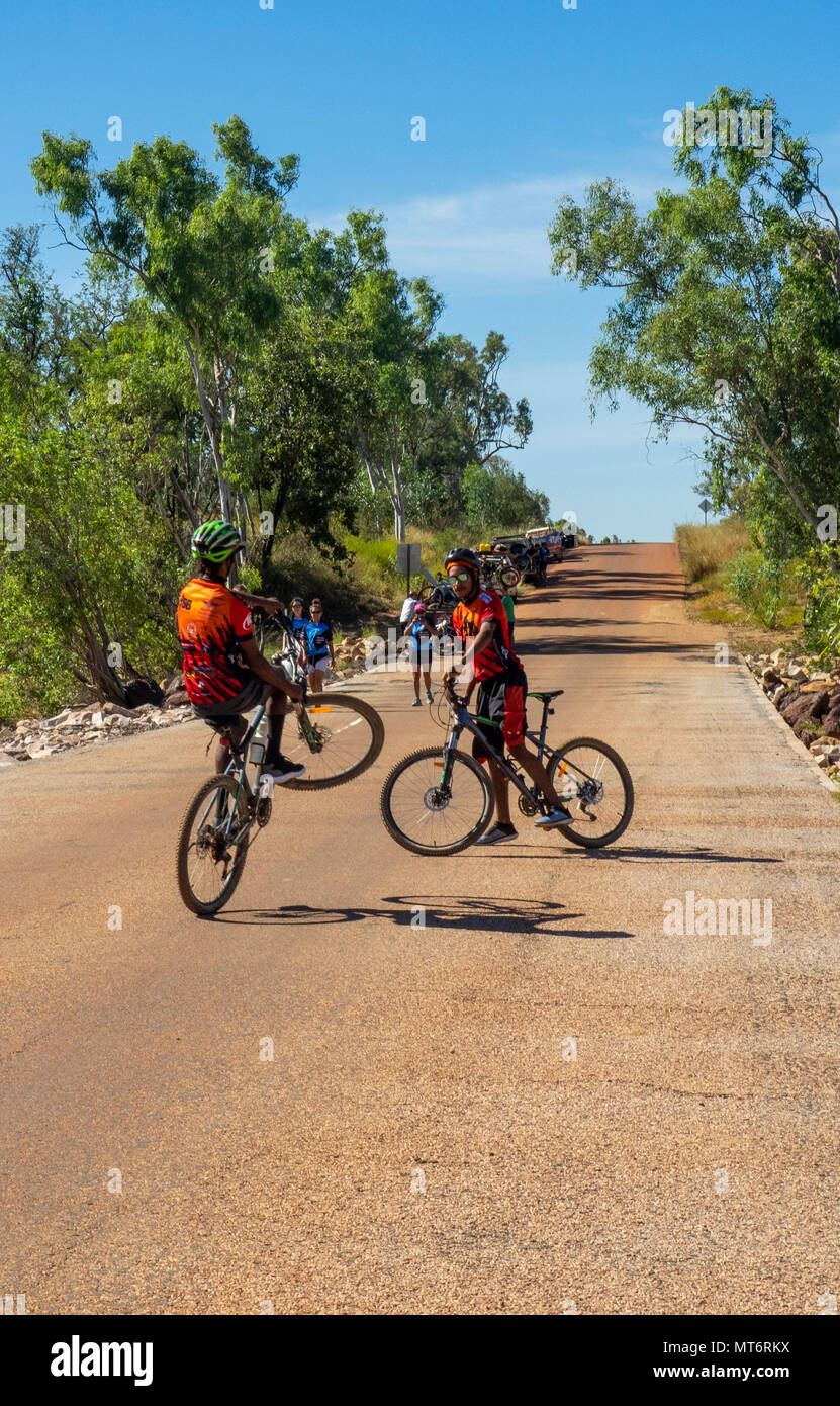 Due giovani indigeni maschi ciclisti di mountain bike equitazione il Gibb Challenge 2018, Kimberley, WA, Australia. Foto Stock