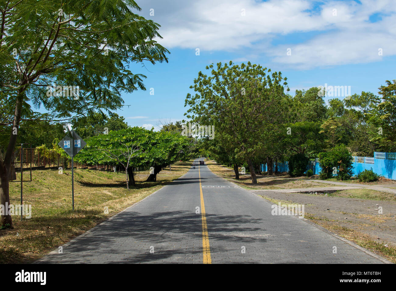 Isola di Ometepe Nicaragua. Febbraio 3, 2018. La principale strada di mattoni che collega la maggior parte della isola di Ometepe Nicaragua. Foto Stock