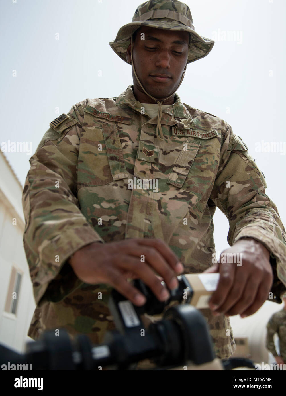 Stati Uniti Air Force Staff Sgt. Ali Shekhey, una trasmissione a radio frequenza uno specialista con la 379 Comunicazione Expeditionary Squadron, esegue un controllo funzionale su un satellite Hawkeye Al Udeid Air Base, Qatar, luglio 14, 2017. Shekhey è responsabile per la manutenzione e la riparazione di una vasta gamma di apparecchiature di comunicazione che include la notifica di installazione e del sistema di allarme e il sistema di comunicazione al pubblico. (U.S. Air Force foto di Tech. Sgt. Amy M. Lovgren) Foto Stock