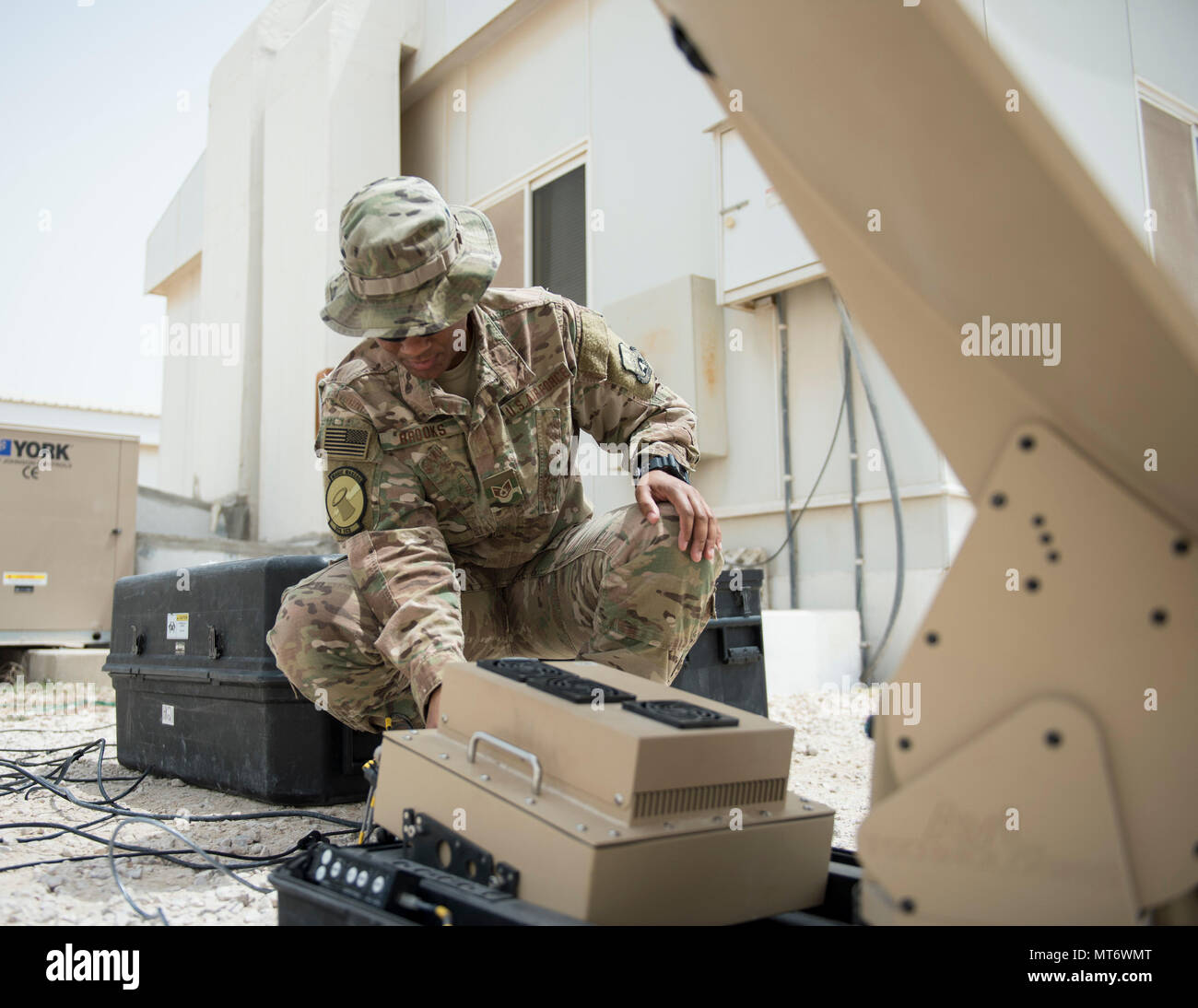 Stati Uniti Air Force Staff Sgt. Sonja Brooks, una trasmissione a radio frequenza uno specialista con la 379 Comunicazione Expeditionary Squadron, esegue un controllo funzionale su un satellite Hawkeye Al Udeid Air Base, Qatar, luglio 14, 2017. Shekhey è responsabile per la manutenzione e la riparazione di una vasta gamma di apparecchiature di comunicazione che include la notifica di installazione e del sistema di allarme e il sistema di comunicazione al pubblico. (U.S. Air Force foto di Tech. Sgt. Amy M. Lovgren) Foto Stock