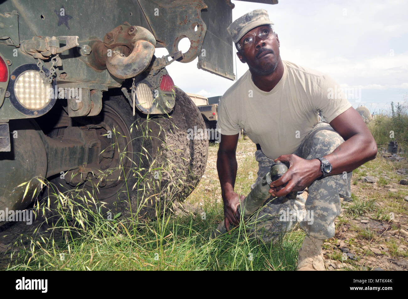 Stati Uniti La riserva di esercito Sgt. Anthony Harley, 391 Engineer battaglione, ingegnere 926th brigata, 412 Teatro comando ingegnere, basato a Greenville, S.C., installa un ammortizzatore posteriore su un M917 20-ton camion durante la risoluta Castello alla multinazionale comune base di formazione Cincu, Romania, 15 luglio, 2017. La risoluta Castello 17, portato dalla brigata che ha concluso sett. 12 sostenuto il Parlamento rassicurazione iniziativa e funzionamento Atlantic risolvere mediante lo sviluppo di infrastrutture di formazione in Europa orientale, migliorando l'interoperabilità tra i partner della NATO, dimostrando l'impegno dell'alleanza e il rafforzamento relationshi Foto Stock