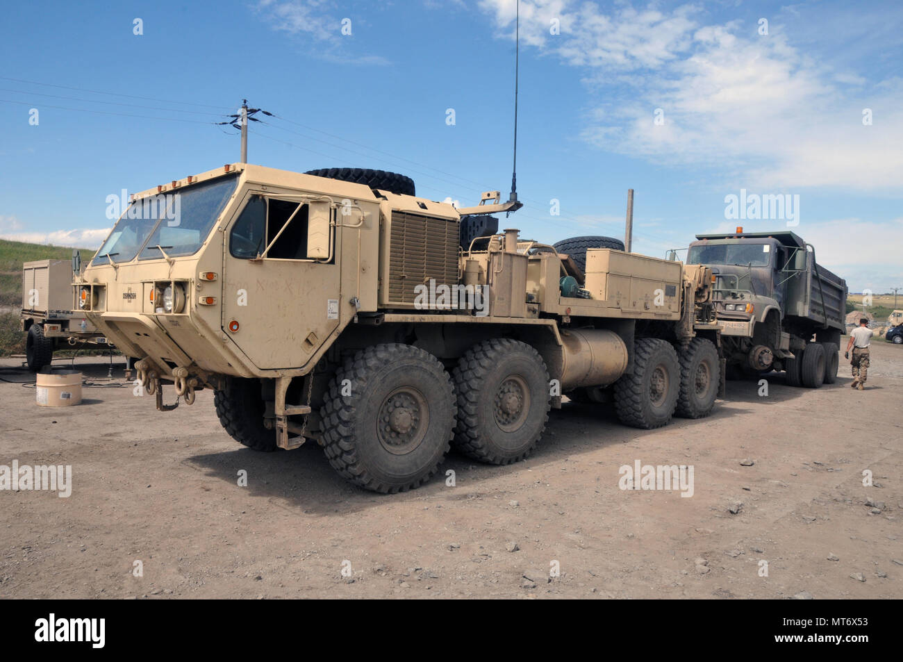 Una M984 pesanti mobilità estesa tattico wrecker carrello trainato per un M917 20-ton autocarro con cassone ribaltabile per una piccola officina di manutenzione durante la risoluta Castello 2017 alla multinazionale comune base di formazione Cincu, Romania, 15 luglio, 2017. La risoluta Castello 17, portato dalla brigata che ha concluso sett. 12 sostenuto il Parlamento rassicurazione iniziativa e funzionamento Atlantic risolvere mediante lo sviluppo di infrastrutture di formazione in Europa orientale, migliorando l'interoperabilità tra i partner della NATO, dimostrando l'impegno dell'alleanza e nel rafforzamento delle relazioni tra i paesi partecipanti. (U.S. La riserva di esercito foto di Sgt. 1. Classe Clint Foto Stock