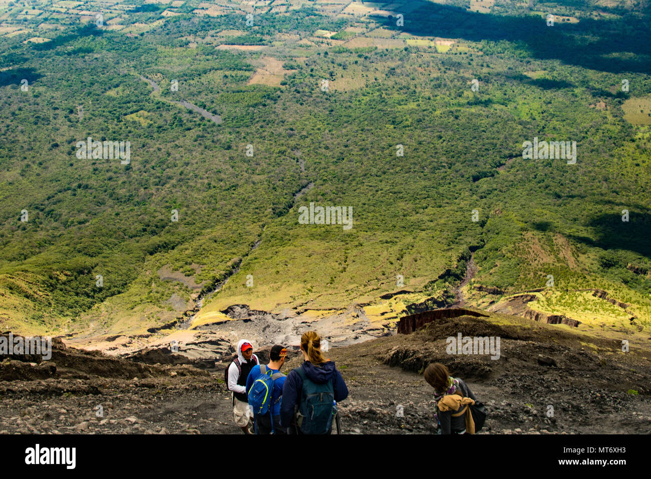 Isola di Ometepe Nicaragua. Febbraio 5, 2018. Un gruppo di escursionisti scendendo Volcan Concepcion dopo che il vertice Foto Stock