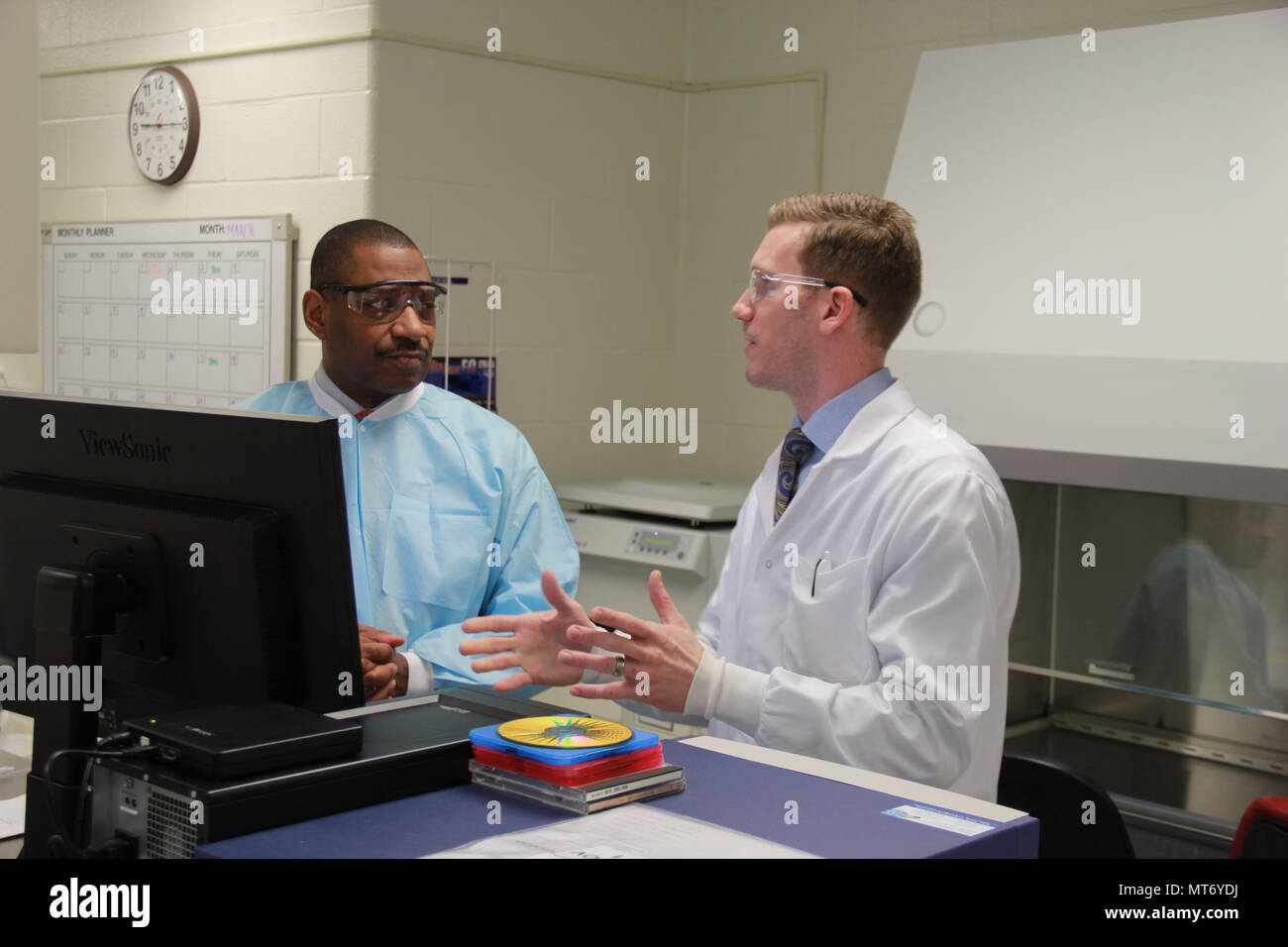 Edgewood chimico centro biologico Direttore Eric Moore, Ph.D. (sinistra) e Michael Feasel, Ph.D., discutere carfentanil effetti di esposizione e la loro relazione con warfighters. (Gazzetta ECBC foto) Foto Stock