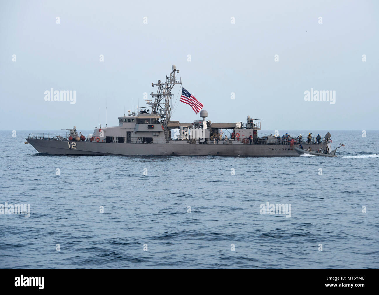 Golfo Arabico (18 luglio 2017) Il pattugliamento costiero nave USS Thunderbolt (PC) 12 effettua trasferimenti di passeggeri con due rigide-hull imbarcazioni gonfiabili (RHIB) durante un test e proficiency fire evoluzione del missile griffin sistema a bordo 5 PC nel Golfo Arabico, 18 luglio. La tecnologia Thunderbolt è una delle dieci pattugliamento costiero delle navi destinate a Coastal Patrol Squadron (PCRON) 1 home-ported in Manama Bahrain, a sostegno di le operazioni di sicurezza marittima e di teatro la cooperazione in materia di sicurezza gli sforzi negli Stati Uniti Quinta Flotta area di operazione. (U.S. Foto di Marina di Massa lo specialista di comunicazione 1a classe Joshua Bryce Bruns) Foto Stock