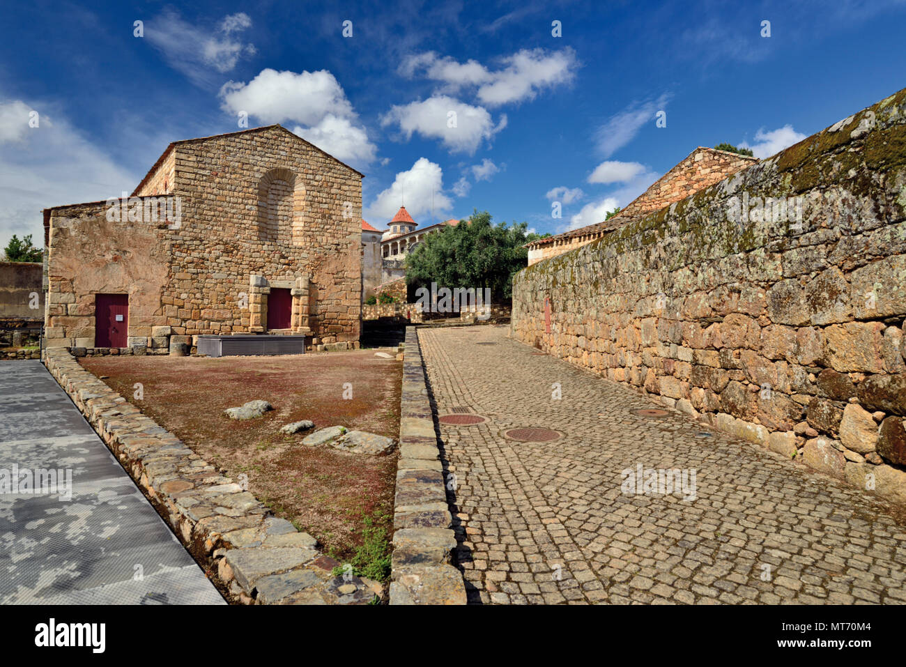 Vista della chiesa Igreja de Santa Maria (Sé Catedral) nel villaggio storico di Idanha-a-Velha Foto Stock