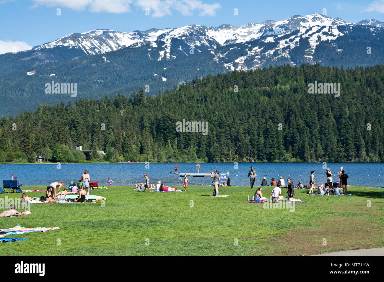 Le persone che si godono il sole di maggio Week-end lungo in Alta Lago in Whistler, BC, Canada Foto Stock