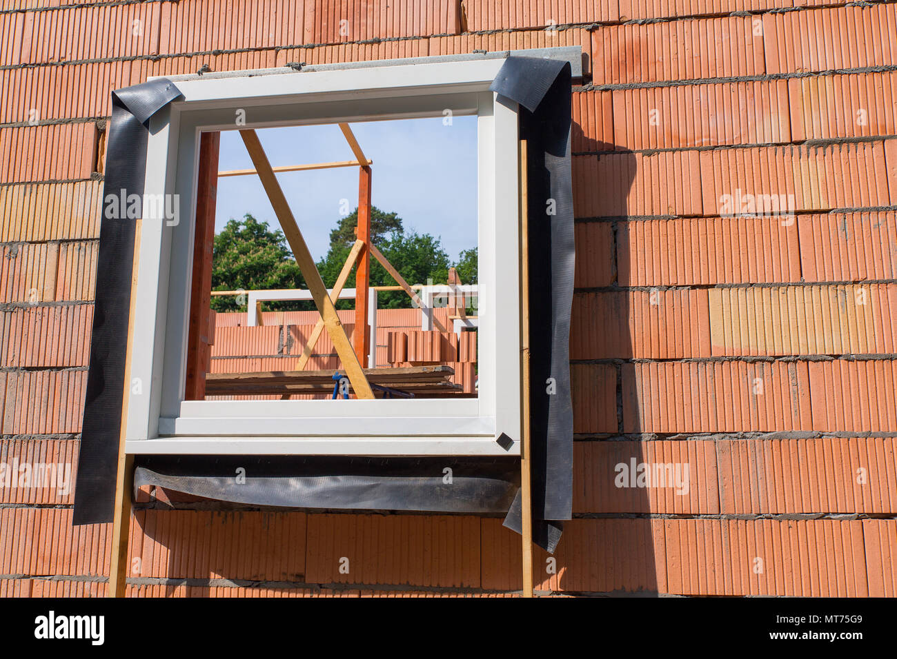 Sito in costruzione con telaio di finestra nella parete Foto Stock