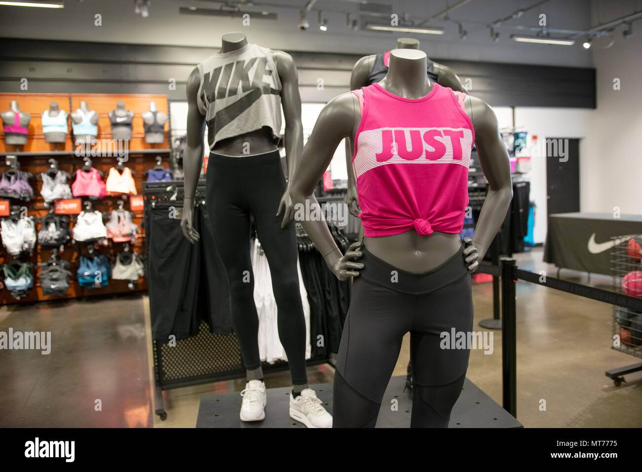 Manichini del reparto femminile di Niketown a Tanger Outlet Mall a Deer Park Long Island, New York. Foto Stock