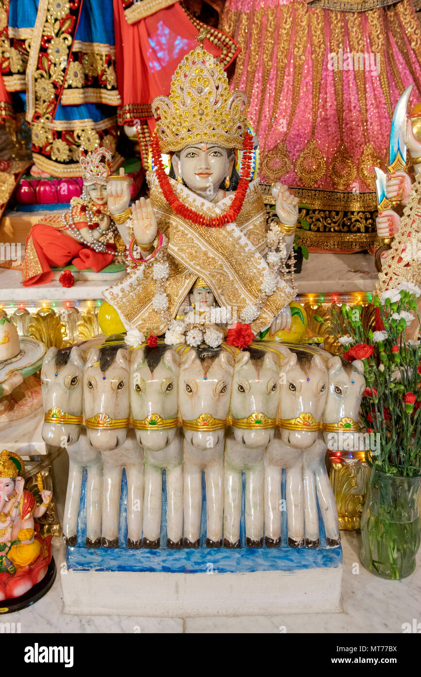 Una statua di Surya, il dio che rappresenta il sole al di Shri Lakshmi Narayan Mandir tempio in Richmond Hill, Queens, a New York. Foto Stock