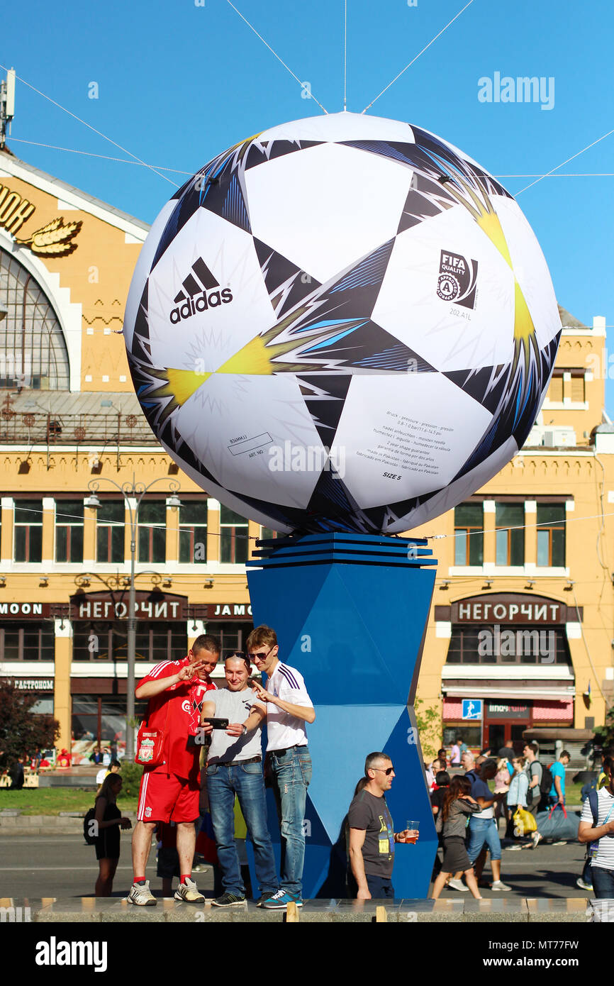 Kiev, Ucraina - 26 Maggio 2018: gli appassionati di calcio di prendere foto con grande sfera di calcio al giorno della finale di UEFA Champions League match Real Madrid vs Liverpool Foto Stock