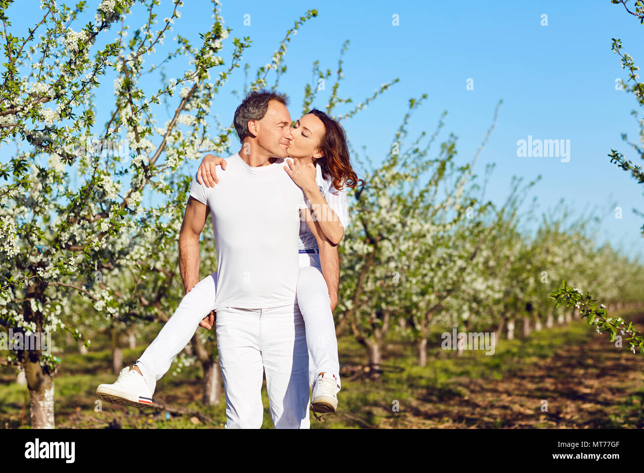 Un giovane è camminare nel parco in estate. Foto Stock