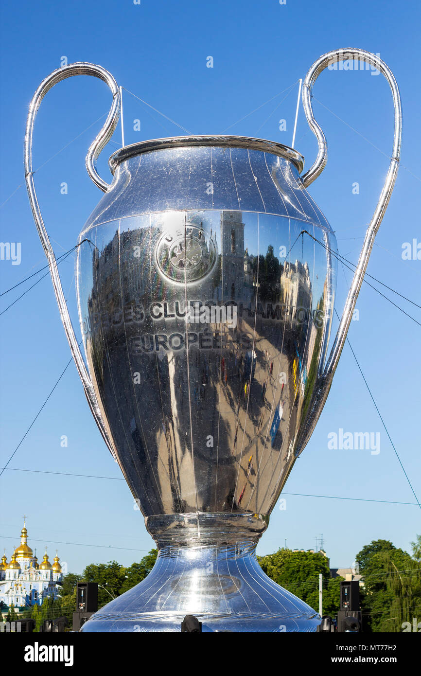 Kiev, Ucraina - 26 Maggio 2018: Grande copia della UEFA Champions League Cup sulla Sophia piazza a Kiev Foto Stock