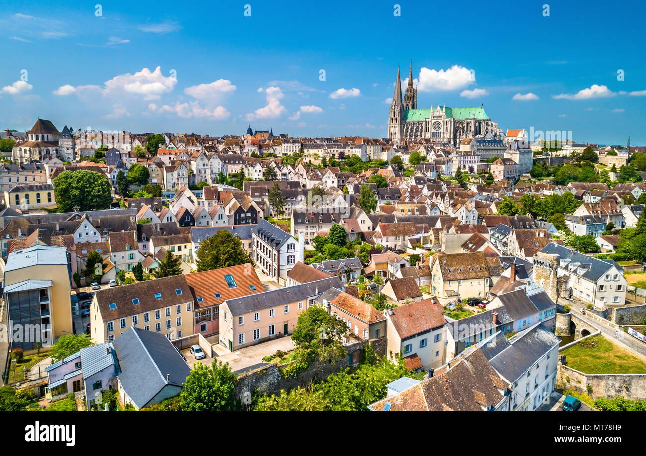 Vista aerea della città di Chartres con la Cattedrale. Un sito patrimonio mondiale dell'UNESCO in Eure-et-Loir, Francia Foto Stock