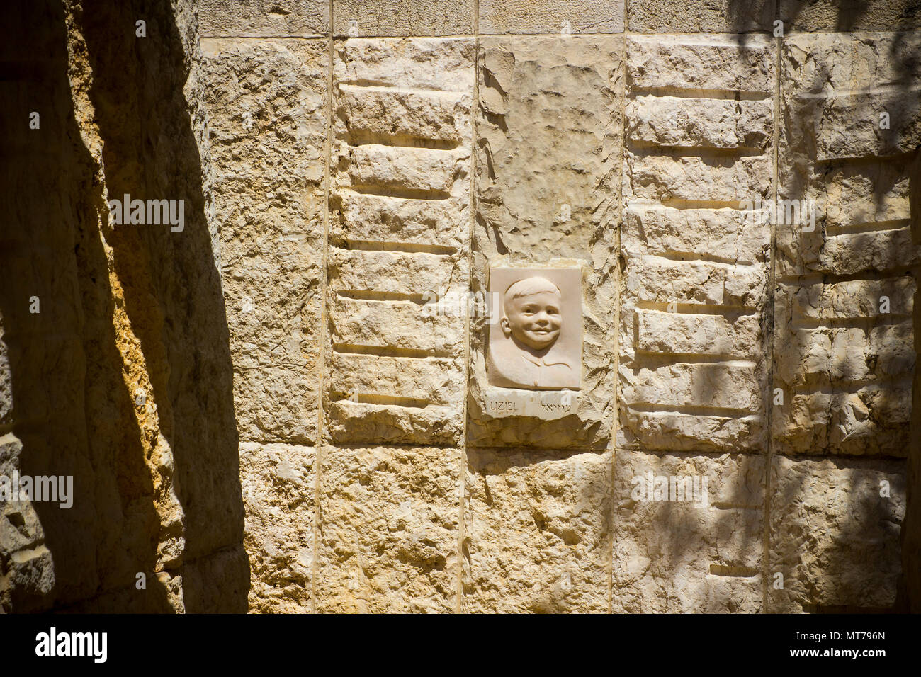 La scultura rilievo scolpite in pietra e si trova all'ingresso del Children's Memorial cavern a Yad Vashem Holocaust Museum di Gerusalemme Foto Stock