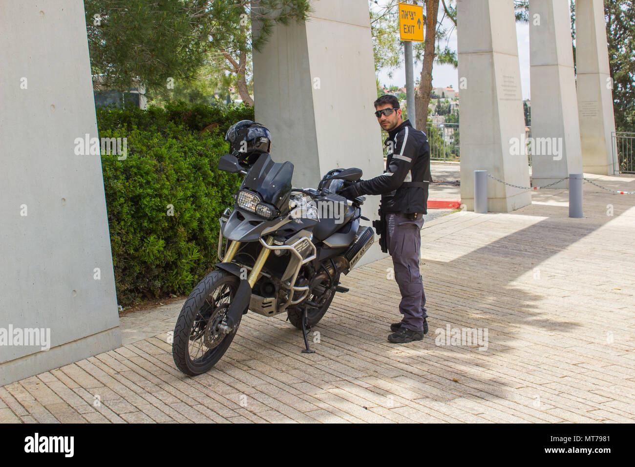 Armati di guardia di sicurezza fissa t il concourse all'ingresso per la visita al Mausoleo di Yad Vashem a Gerusalemme Israele come essi attendere l'arrivo di un dignata locale Foto Stock