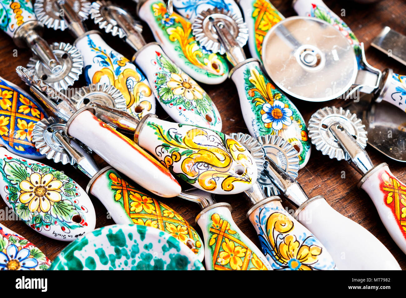 Ceramica decorata utensili da cucina Foto Stock