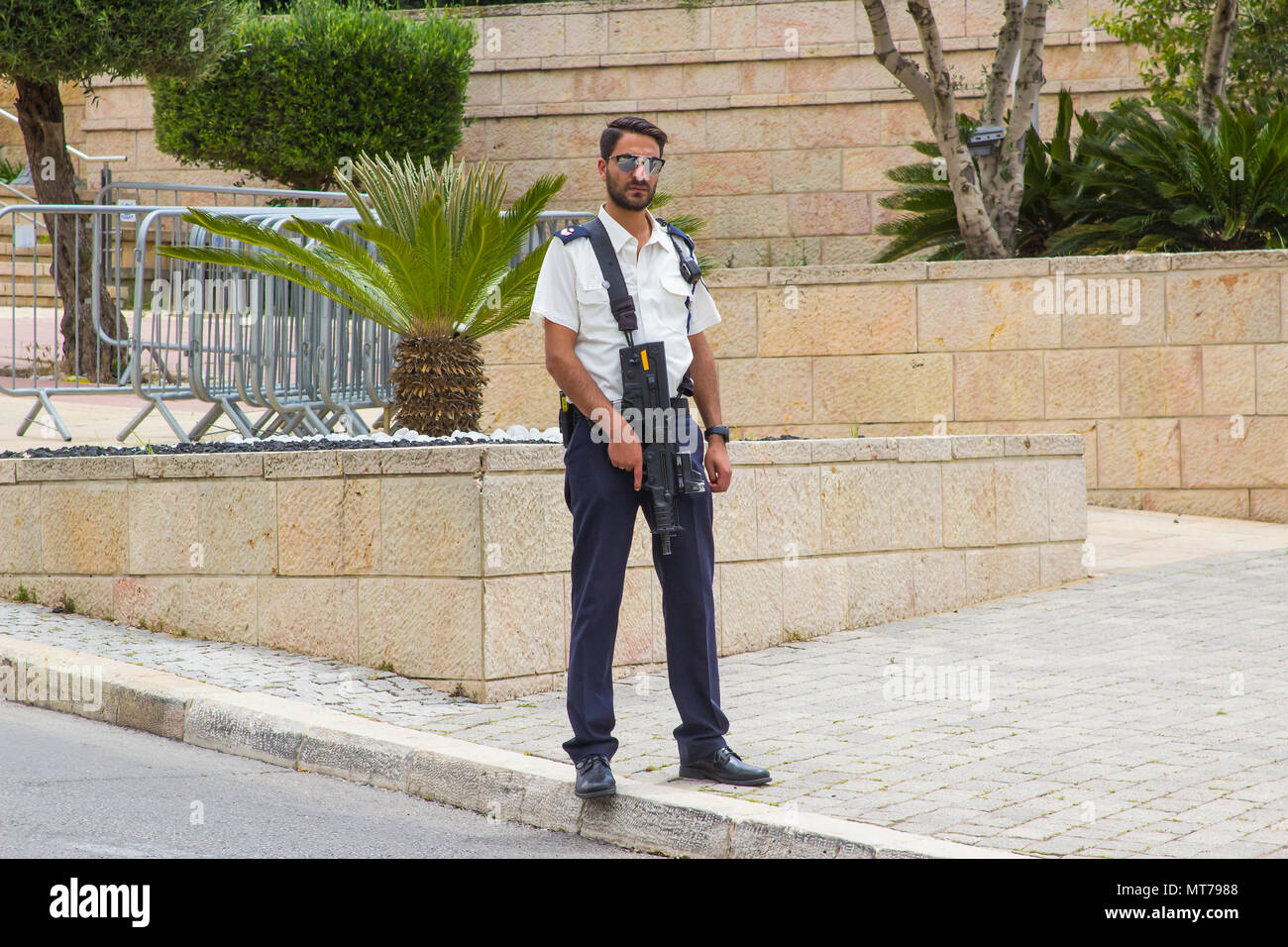 8 maggio 2018 sicurezza armata personale uomo il veicolo check point sulla strada a scivolo per l'ingresso al parlamento israeliano Knesset edifici di Gerusalemme Foto Stock