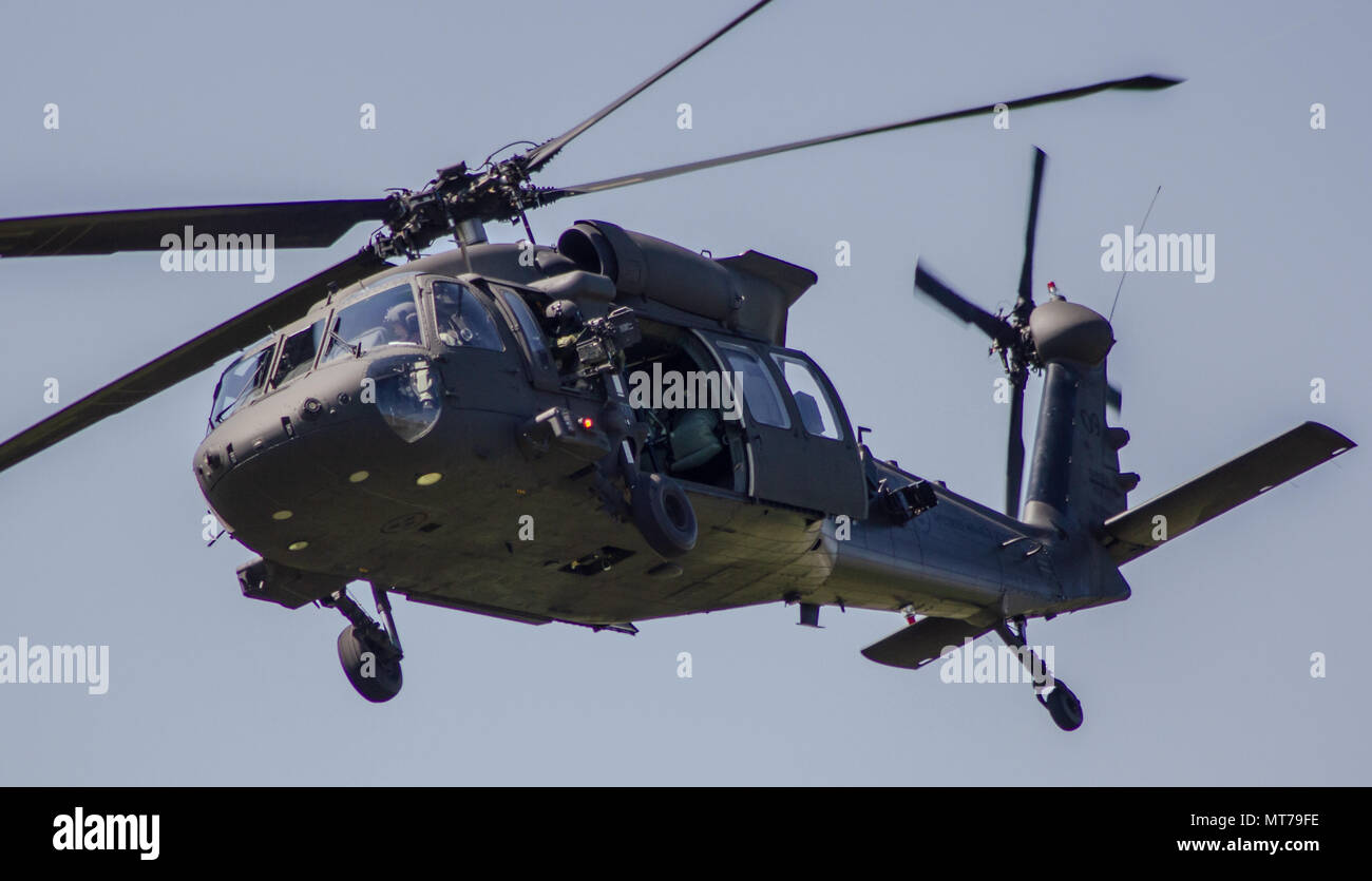 Swedish Air Force HKP16 Blackhawk volo alla preforma medevac durante un airshowin Svezia a satenas airbase nel 2015 Foto Stock