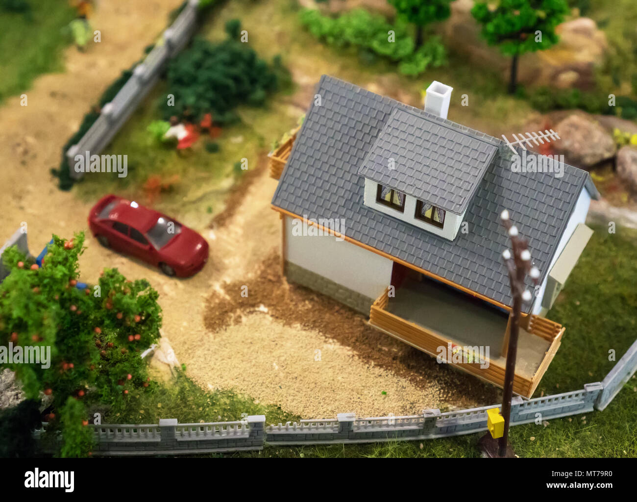 Il mondo in miniatura. Casa e auto rossa. Foto Stock