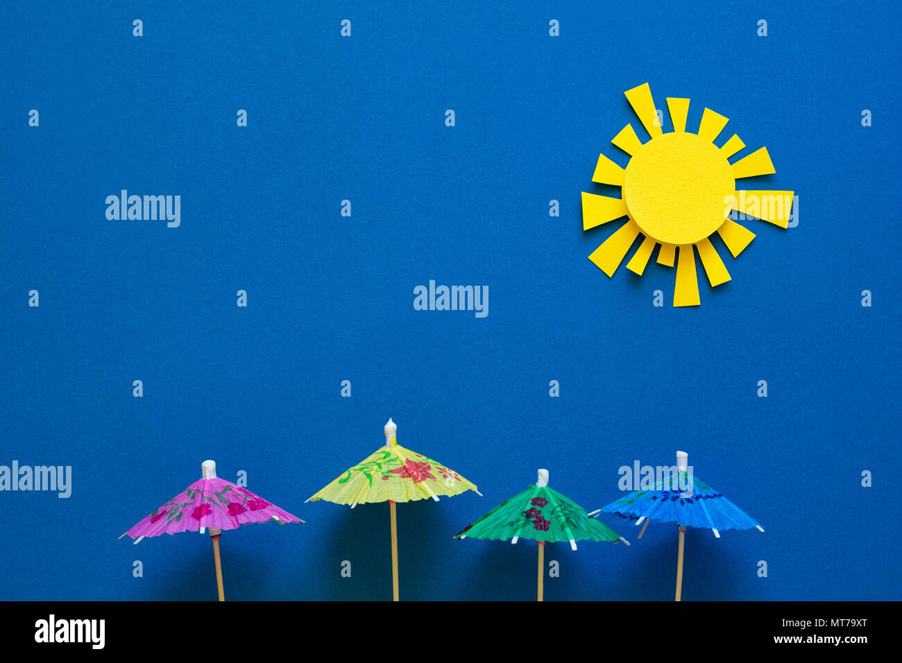 Gli ombrelli di carta sotto il sole. Origami. Protezione dal sole estivo e  concetto di vacanza Foto stock - Alamy
