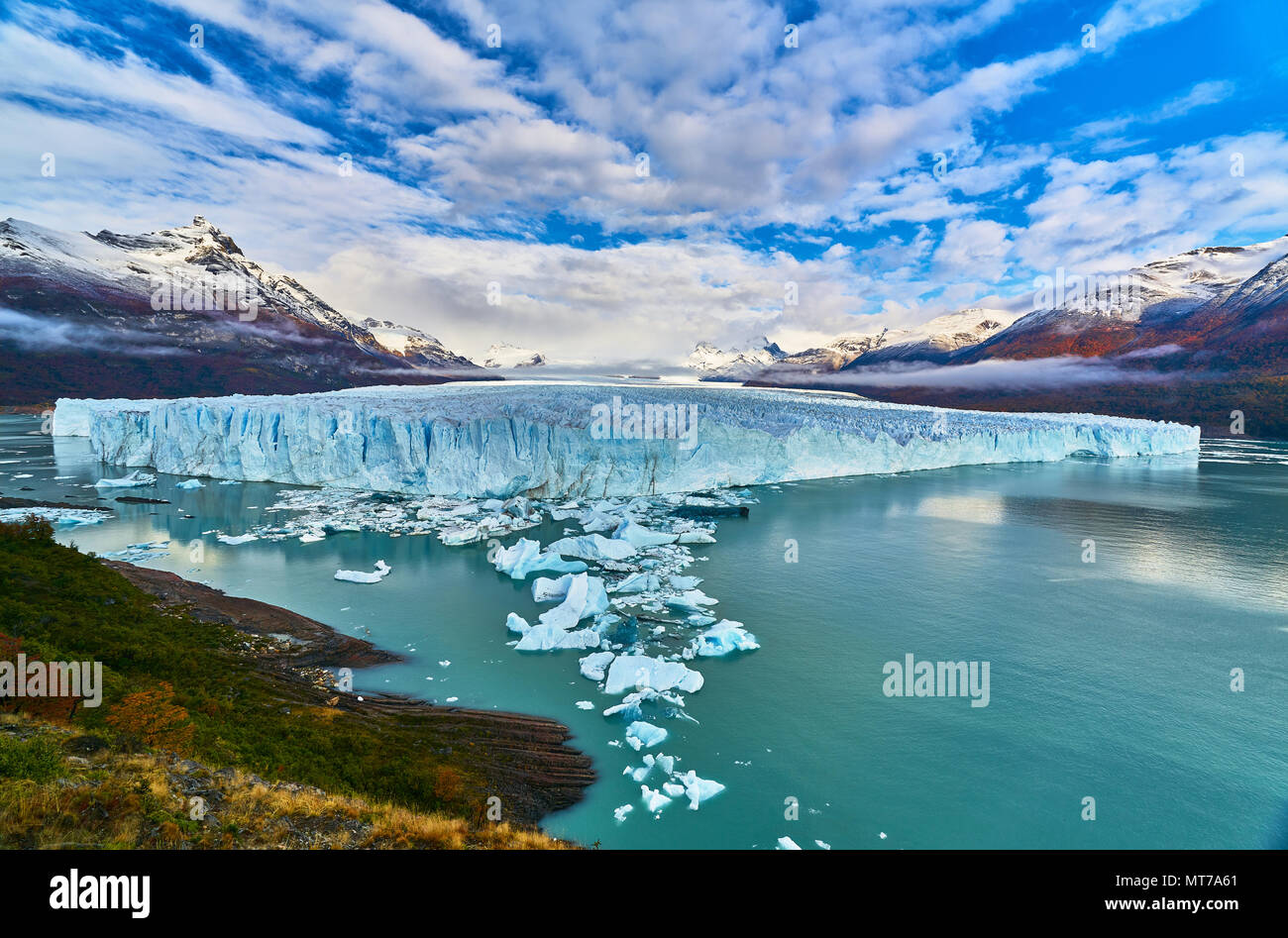 Una vista del lago e il ghiacciaio Perito Moreno parco nazionale Los Glaciares. La Patagonia Argentina in autunno. Foto Stock