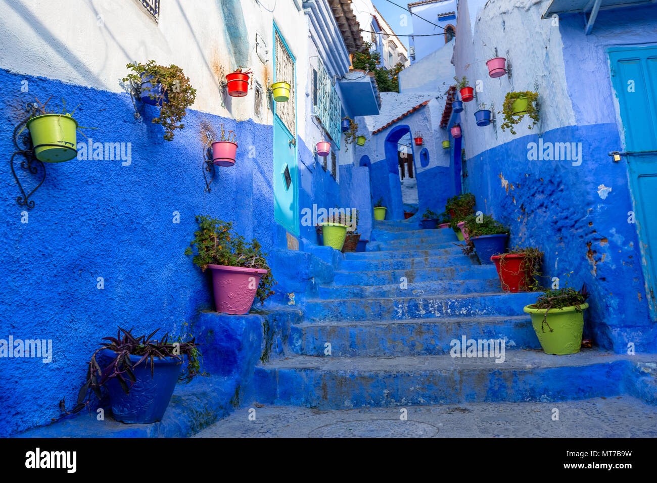 Blue street con pentole di colore a Chefchaouen Foto Stock
