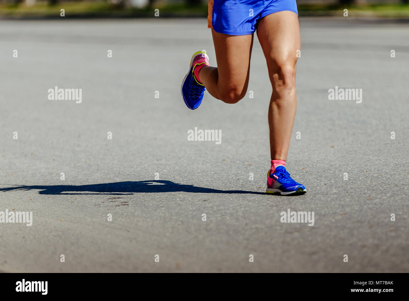 Gambe runner uomini in esecuzione street grigio asfalto di atleta ombra  Foto stock - Alamy
