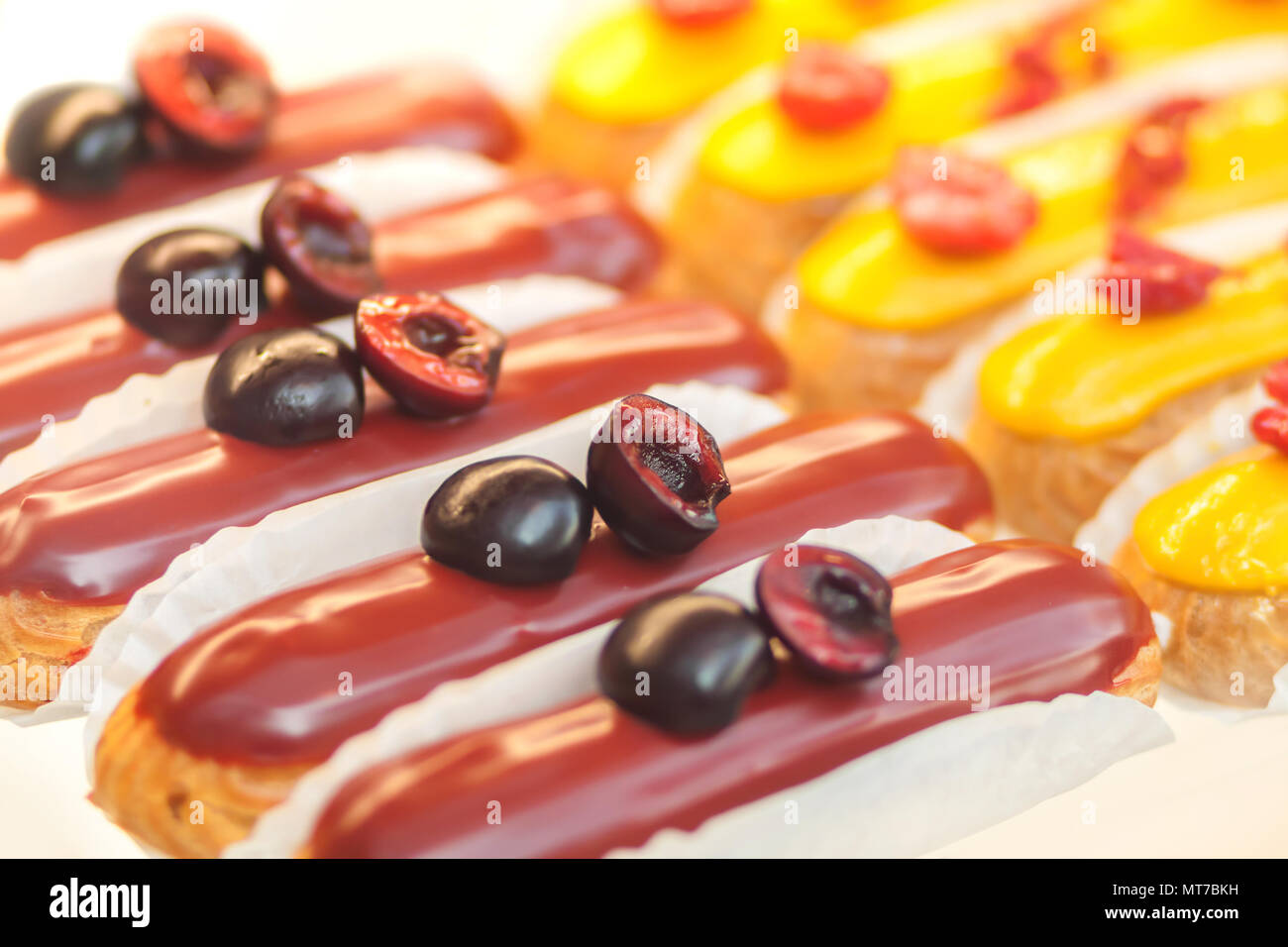 Delizioso infuso di appetitosi dolci. Dolce pasticceria vetrata di close-up. Foto Stock