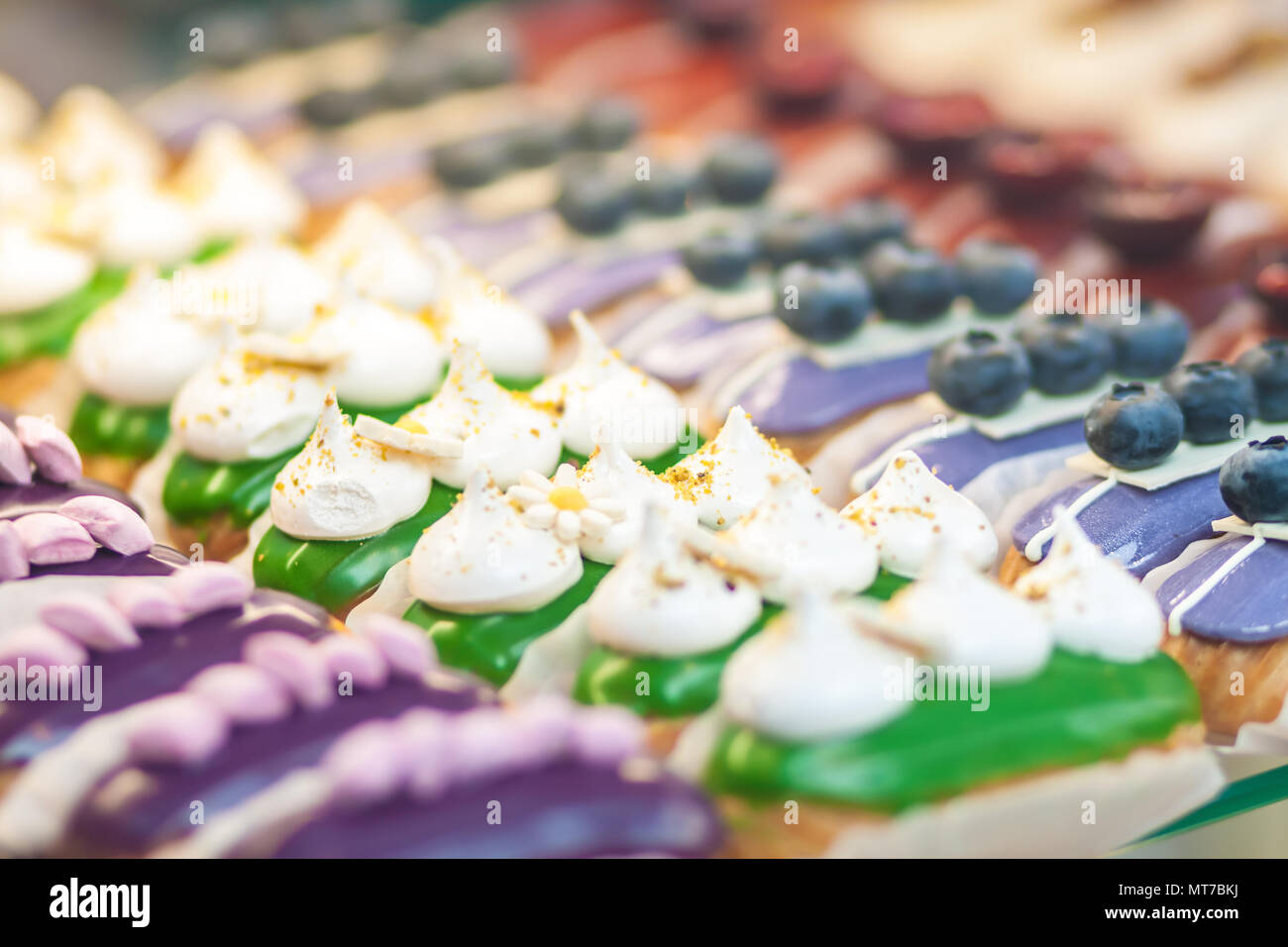 Delizioso infuso di appetitosi dolci. Dolce pasticceria vetrata di close-up. Foto Stock