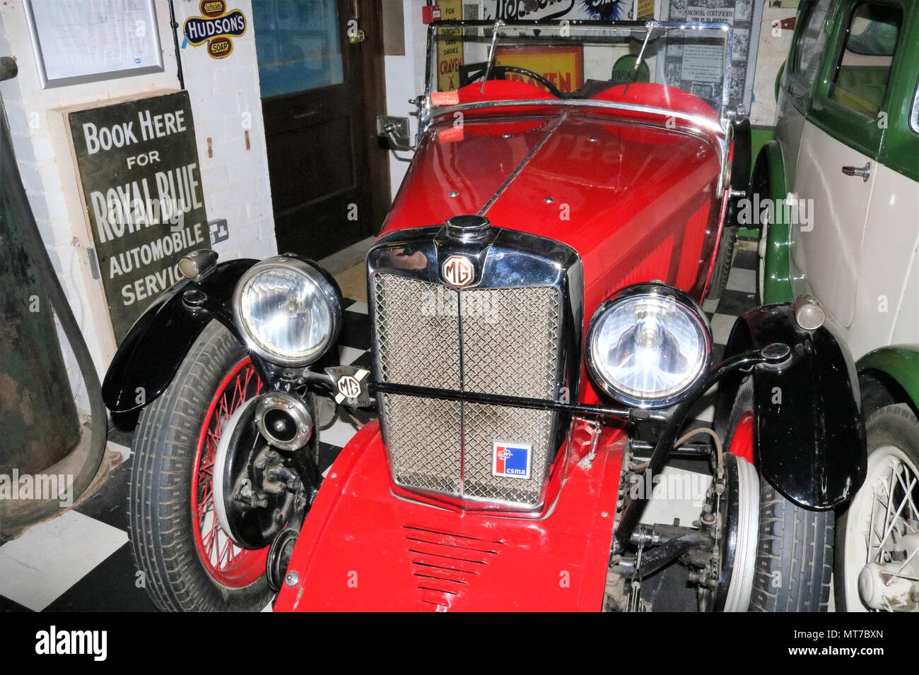 Il Cotswold Motoring Museum di Cotswolds village di Bourton-on-the-acqua, Gloucestershire, Inghilterra. Veicoli vintage e visualizza. Foto Stock