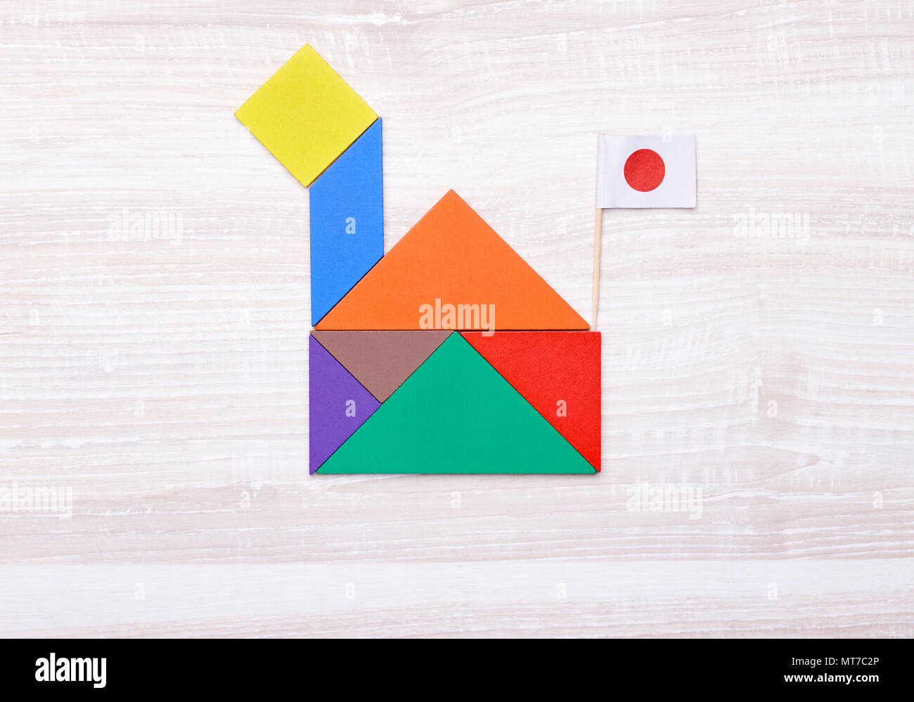 Da sopra il colpo di bright tangram mattoni composta in forma di casa con la bandiera giapponese sulla parte superiore. Foto Stock