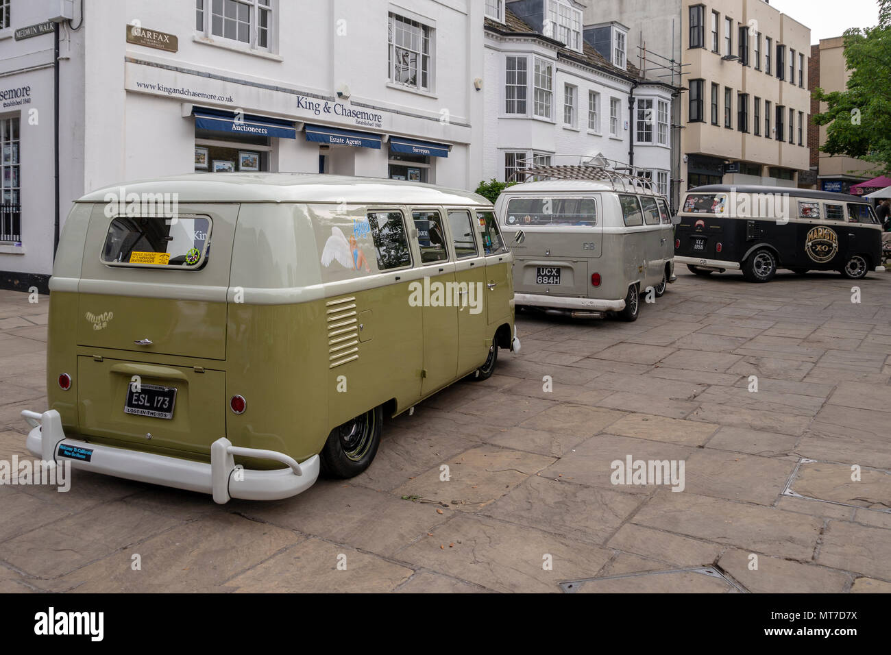 Le tre classiche VW (Volkswagen) camper sul display alla confettura di prugne (2018) evento, Horsham, West Sussex, Regno Unito. Foto Stock