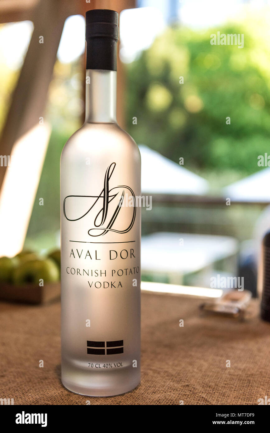 Bottiglie di Aval Dor Cornish potato vodka in corrispondenza di un evento di degustazione al Giardino Trebah in Cornovaglia. Foto Stock