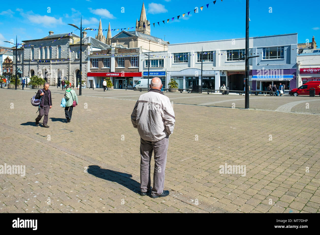 Un uomo in piedi da sola nella banchina di limone nella città di Truro in Cornovaglia. Foto Stock