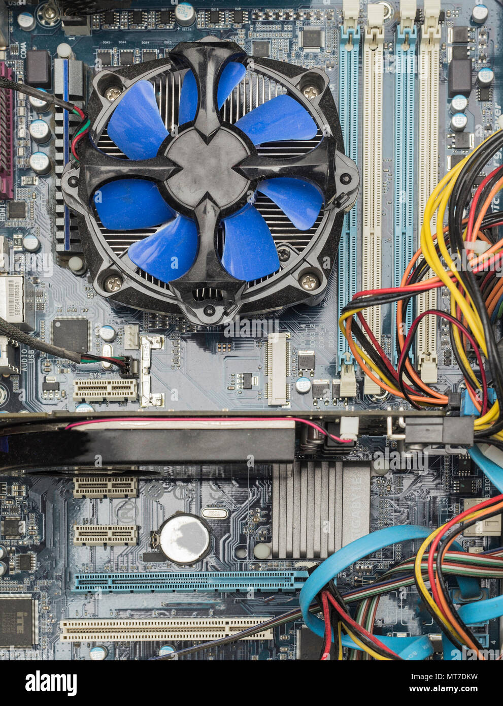 Vista superiore del blu della ventola della CPU e scheda video sulla scheda madre Foto Stock