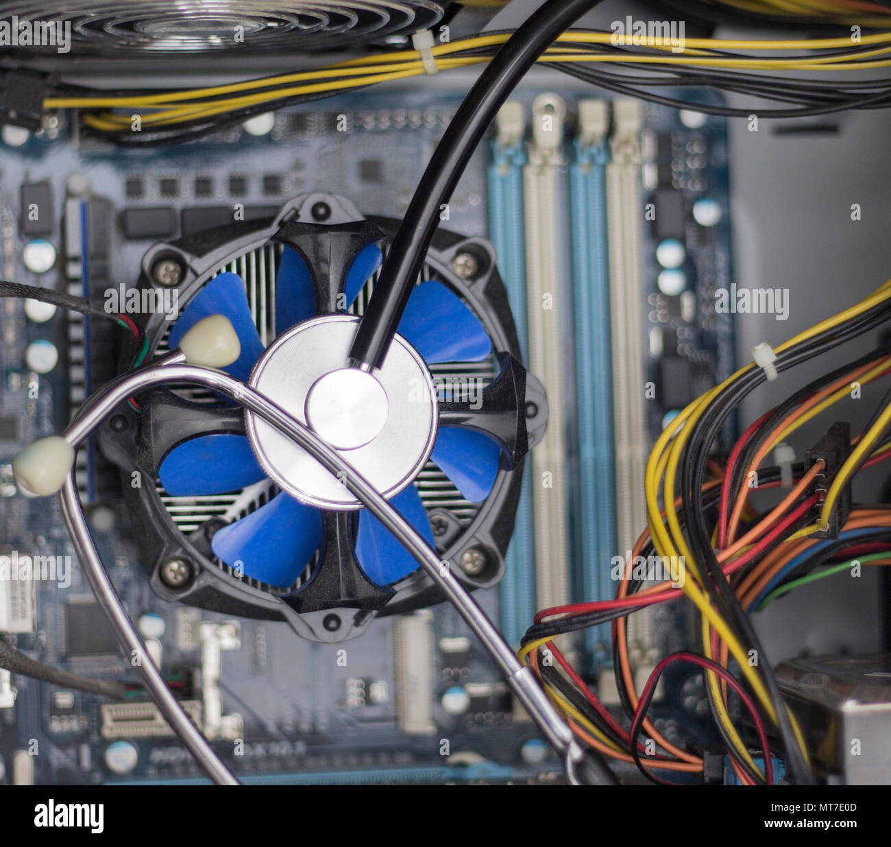 Vista ravvicinata di blu della ventola della CPU e lo stetoscopio Foto Stock