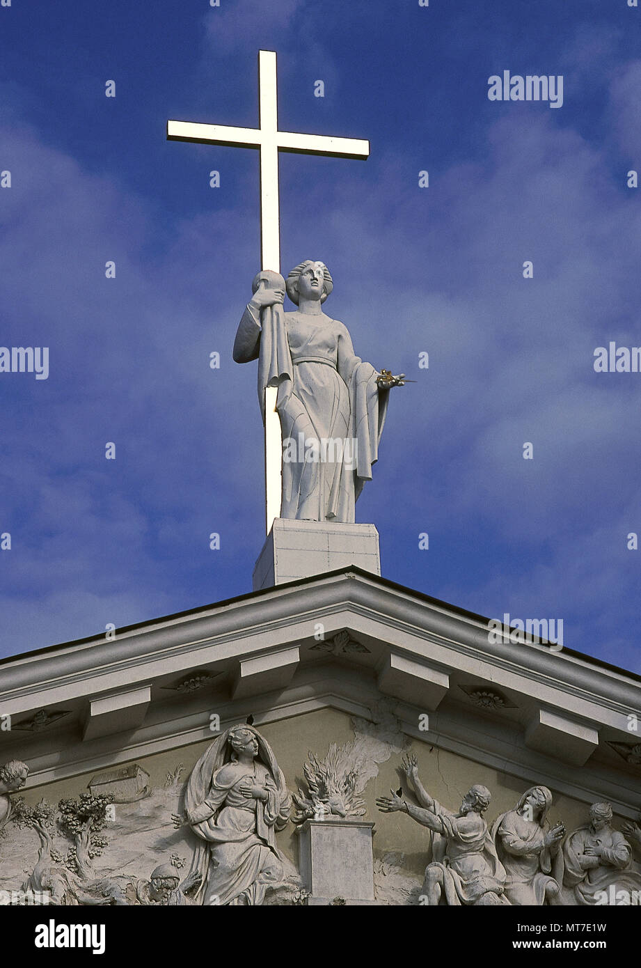 Saint Helena (Drapanum, c. 250-Roma, c. 330). Consorte Imperatrice dell'Impero Romano. La statua del santo che tiene la croce, opera dello scultore Kazimierz Jelski . Cattedrale di Vilnius (1777). La Lituania. Foto Stock