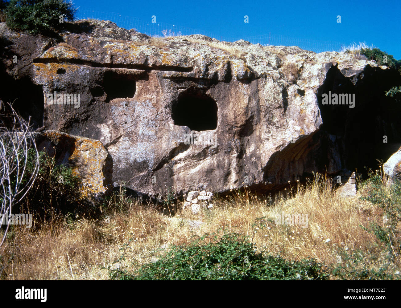Pre-Nuragic Sardegna. La cultura di Ozieri (3200-2700 a.C.). Necropoli di Sant-Andrea Priu. Domus de Janas, camere tombe. Bonorva, Sardegna, Italia. Foto Stock