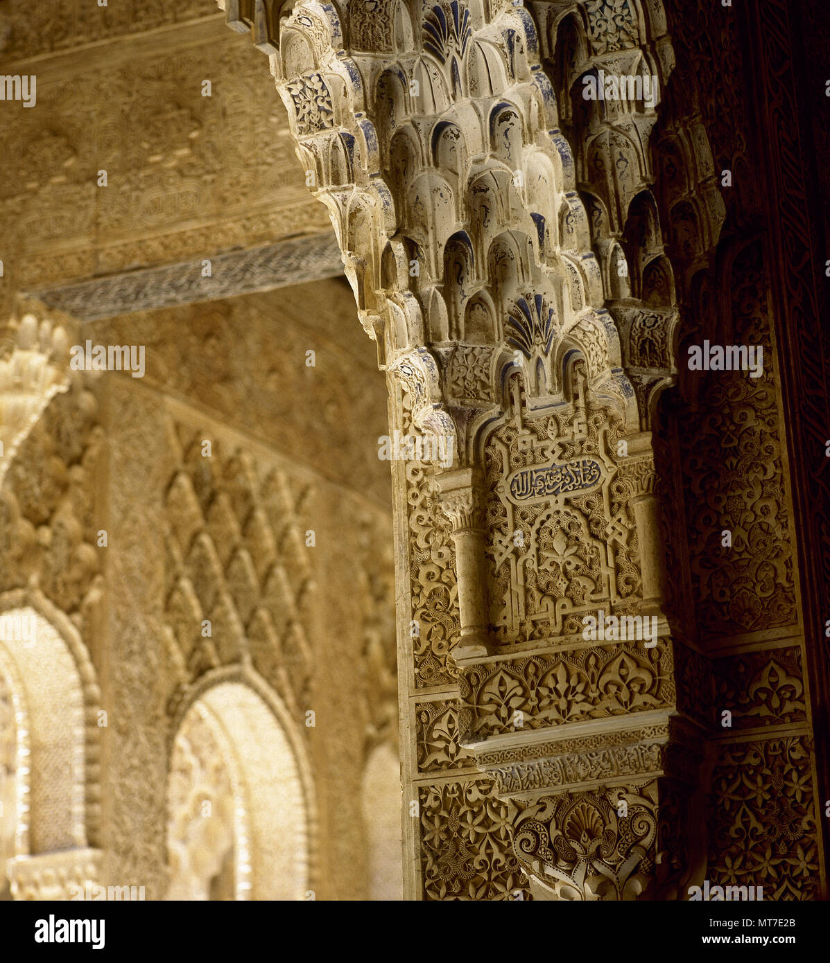 Granada, Andalusia, Spagna. L'Alhambra. Palazzo Reale costruito nel 1238 da Nasrid emiro Mohammed ben al-almar di Granada. Dettagli decorativi delle camere. Tecnica di Yeseria stalattiti e lavoro. Foto Stock