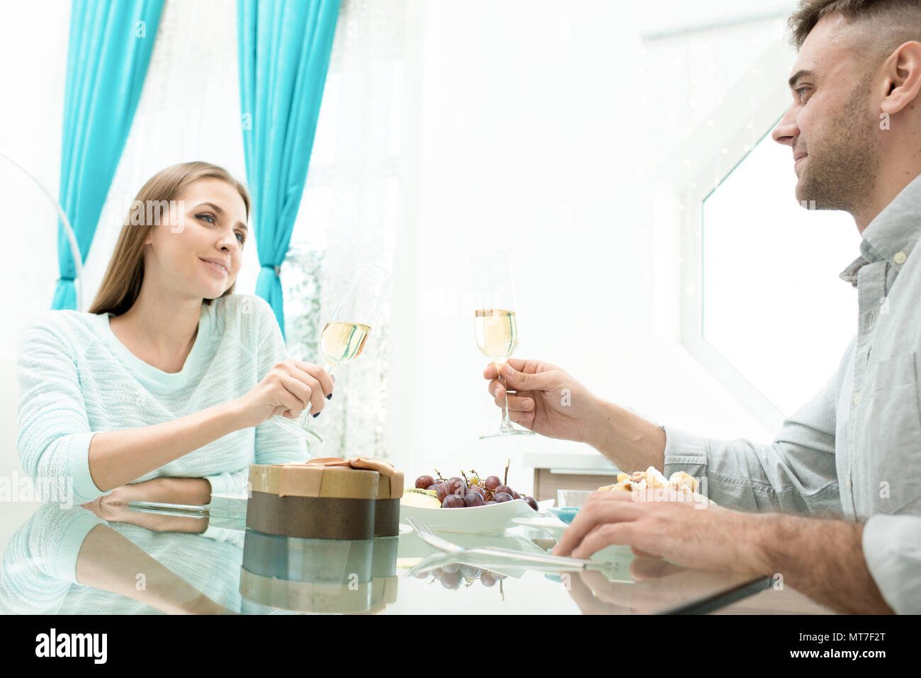Bella coppia avente una cena romantica Foto Stock