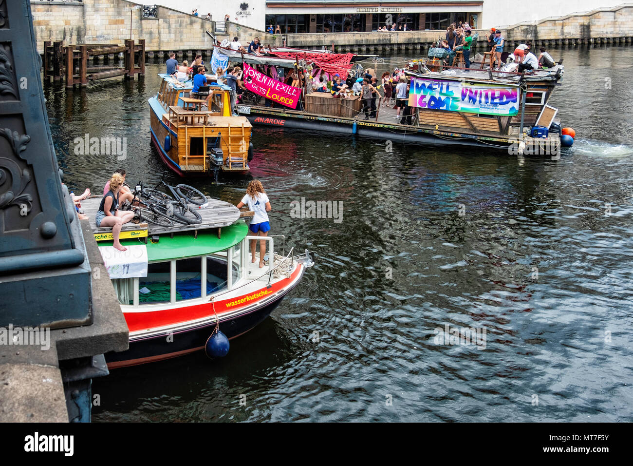 La germania,Berlin-Mitte, 27 maggio 2017. Anti AfD protesta in barca sul fiume Sprea a contrastare tutta la nazione demo AfD. Foto Stock