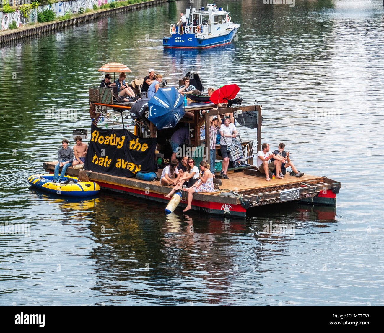 La germania,Berlin-Mitte, 27 maggio 2017. Anti AfD protesta in barca sul fiume Sprea a contrastare tutta la nazione demo AfD. Foto Stock