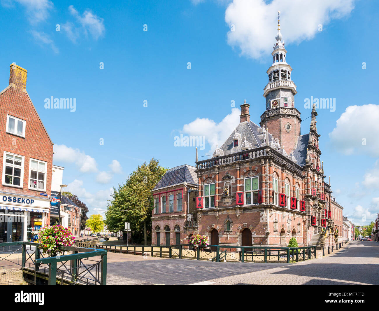 Town Hall nel centro di Bolsward nella provincia della Frisia, Paesi Bassi Foto Stock