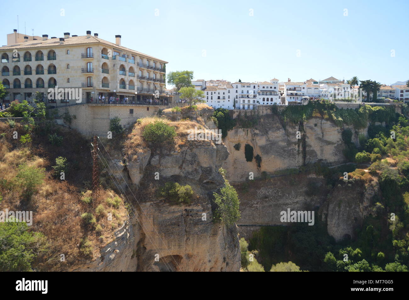 Splendide vedute della gola del Tago nella sua parte alta che vediamo l'Ostello di Ronda. Il 4 agosto 2016. Architettura Viaggi Vacanze. Ronda Malaga eun Foto Stock