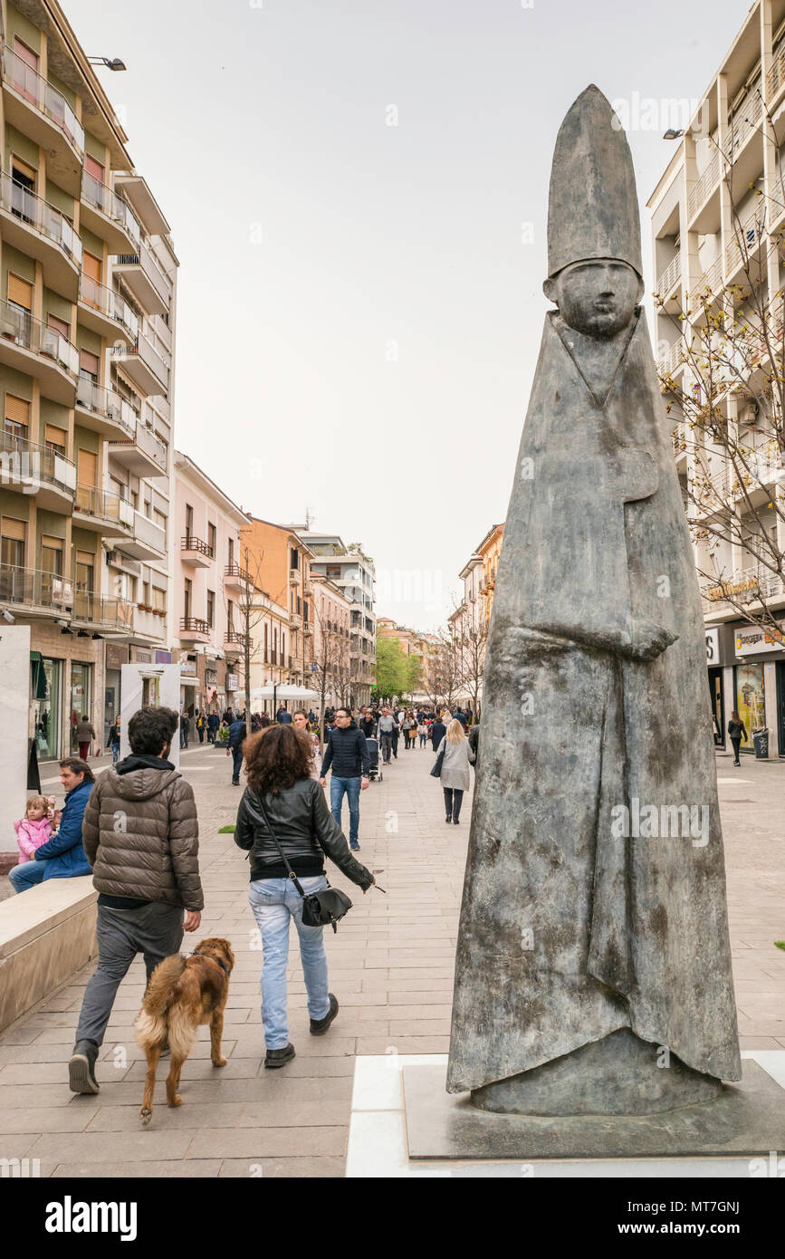 Grande Cardinale seduto, scultura di Giacomo Manzu, passanti, passeggiata tempo, Bilotti Open-Air Museum, Corso Mazzini a Cosenza, Calabria, Italia Foto Stock