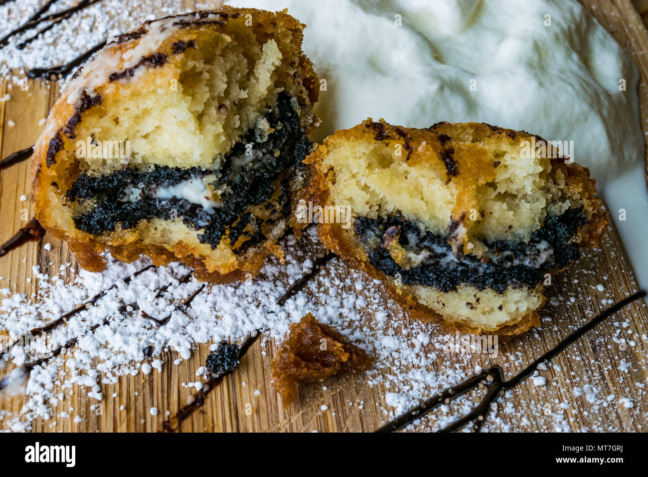 Fritte Oreo Cookie tagliato a metà Closeup Foto Stock