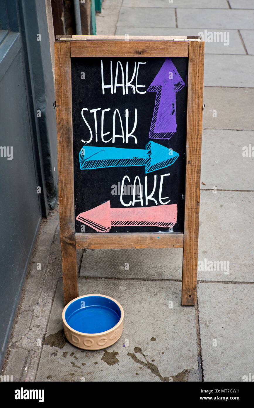 Pannello pubblicitario al di fuori di un cafe in Stockbridge che sottolinea anche il vicino macellaio e pescivendolo negozi. Foto Stock