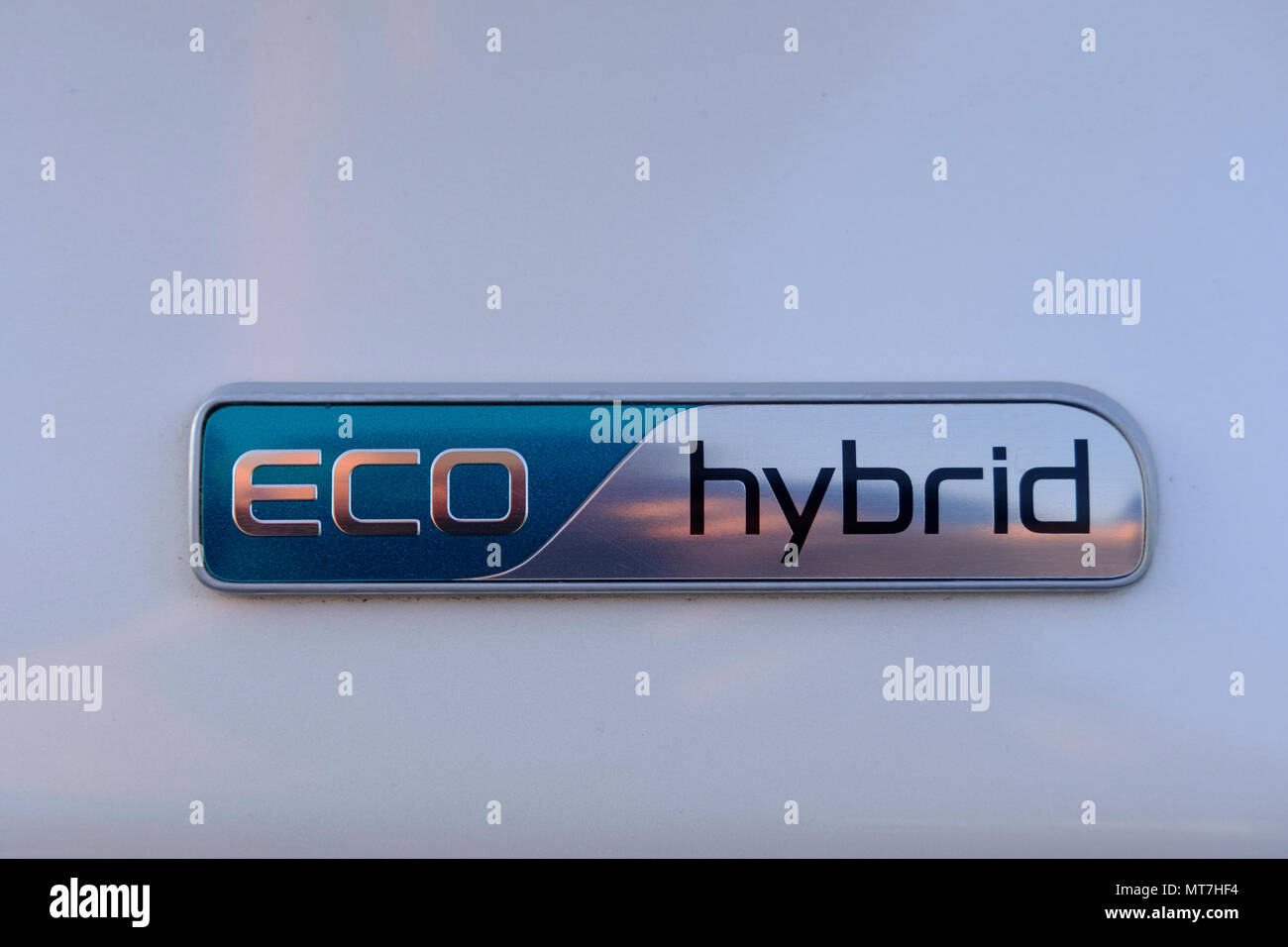 ECO HYBRID simbolo sul lucido metallico auto. Verde energia eco le tecnologie del futuro Foto Stock